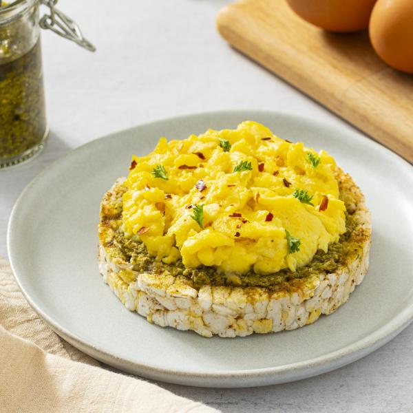 Rice Cake with Pesto & Scrambled Eggs